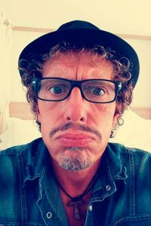 Luciano Luisi interpretando a Himself / Keyboards