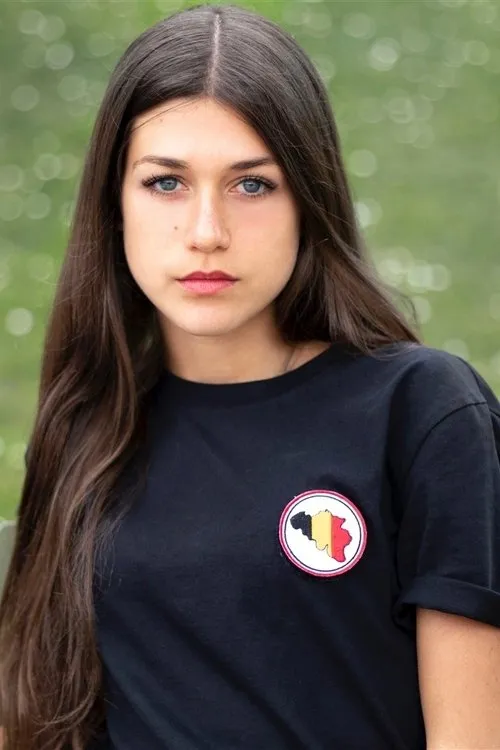 Lucille Guillaume interpretando a Caroline