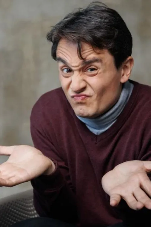 Lucio Stabile interpretando a Atendente