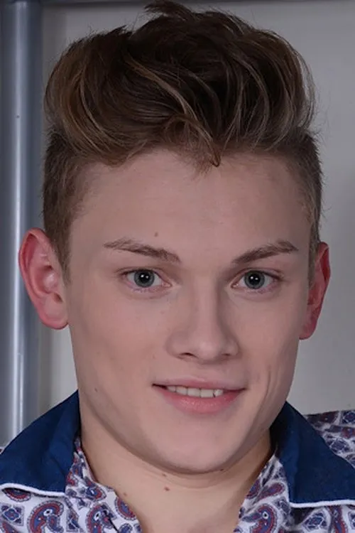 Lucius York interpretando a 