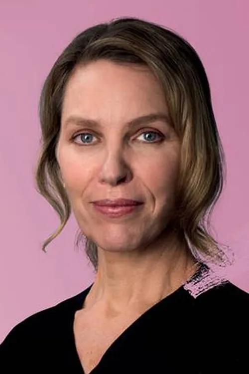 Lucy Bell interpretando a Martha Yale