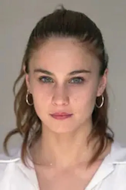 Lucy Dubinchik interpretando a Shirley