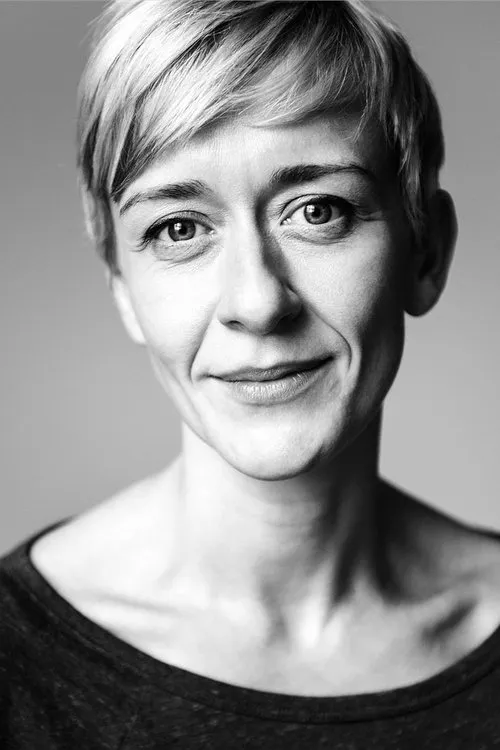 Lucy Ellinson interpretando a Stylist