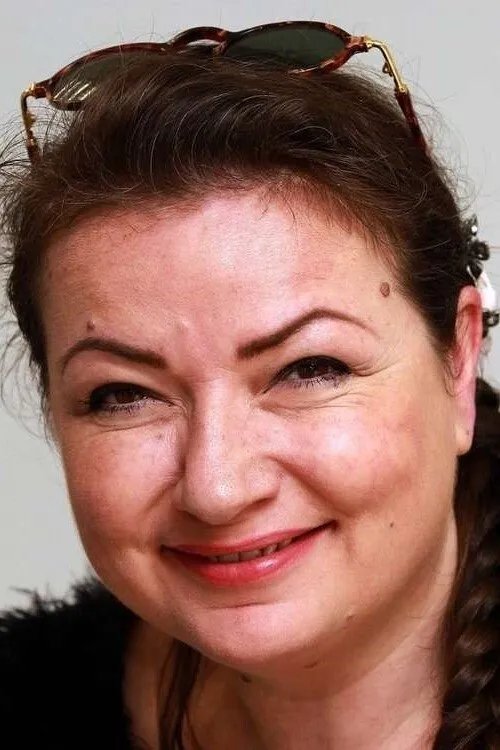 Lucy Harrison interpretando a Carmen