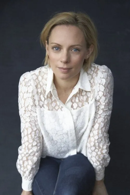 Lucy Phelps interpretando a Alicia