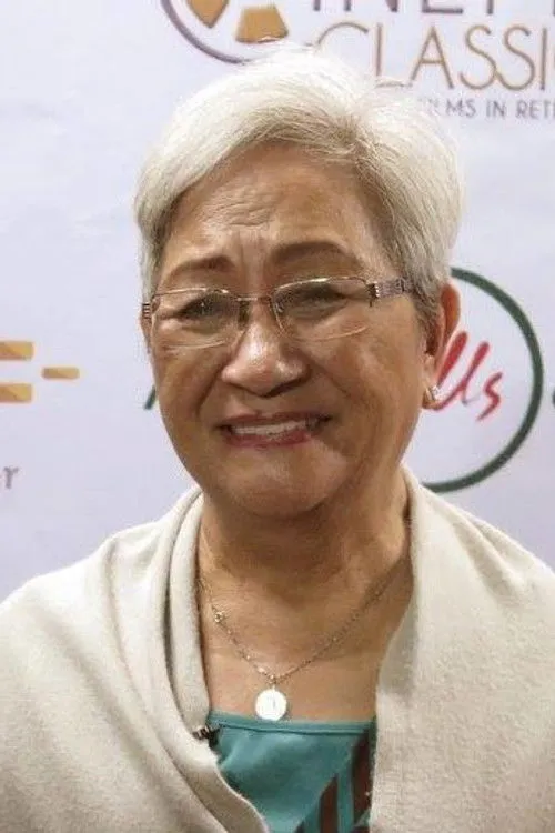 Lucy Quinto interpretando a Mother of Carding