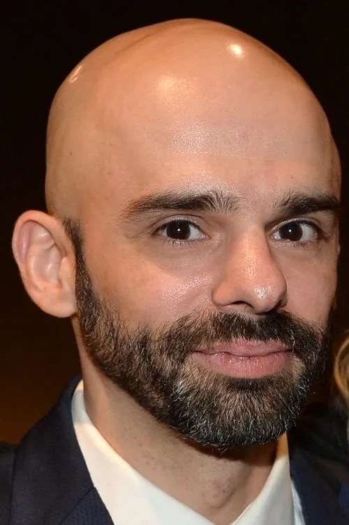 Ludwig Briand interpretando a Mimi-Siku