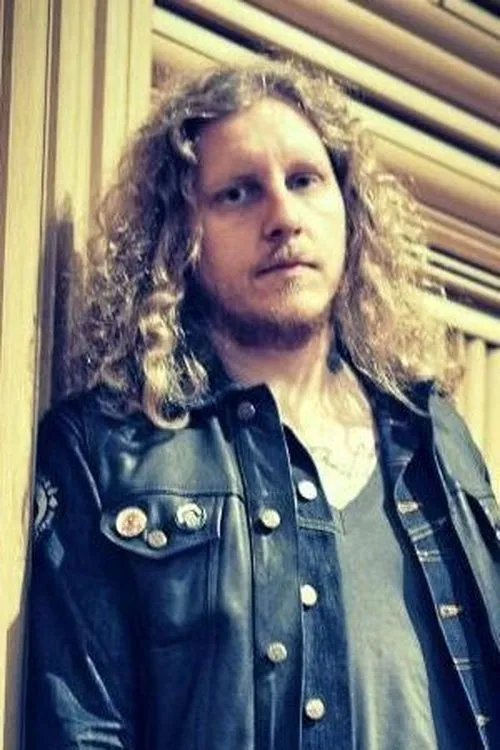 Ludwig Witt interpretando a Drums