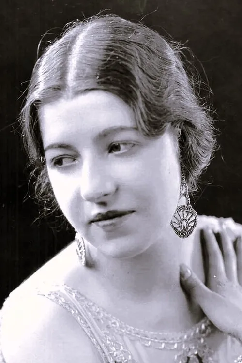 Luella Gear interpretando a Julie Dewitt