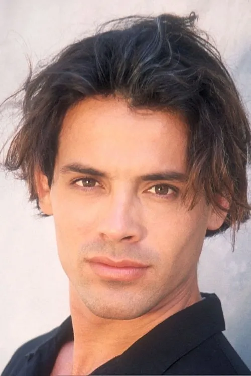 Luigi Amodeo interpretando a Gabriel