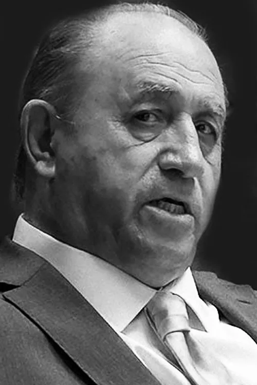 Luis Margani interpretando a Ramírez