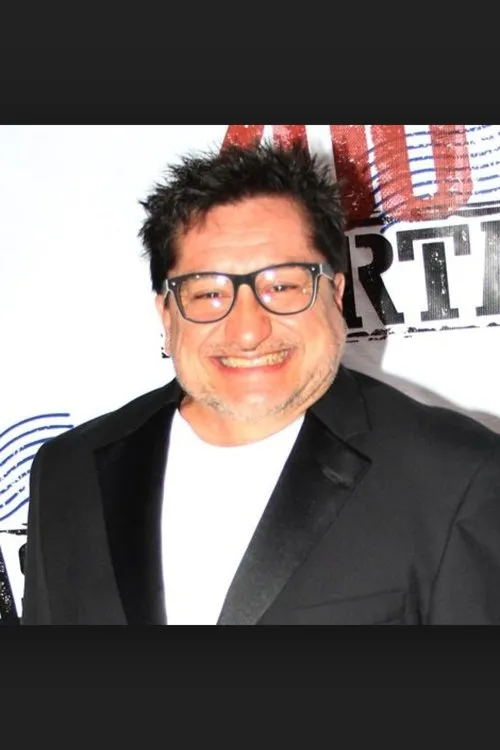 Luis Raúl interpretando a News Photographer