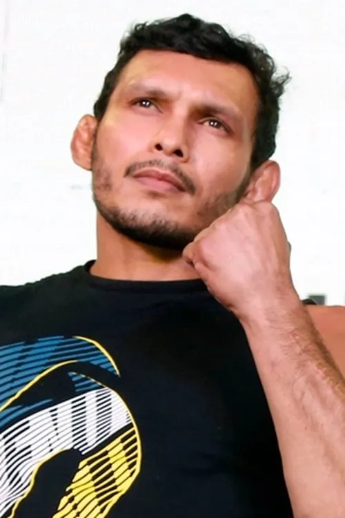 Luis Santos interpretando a Self