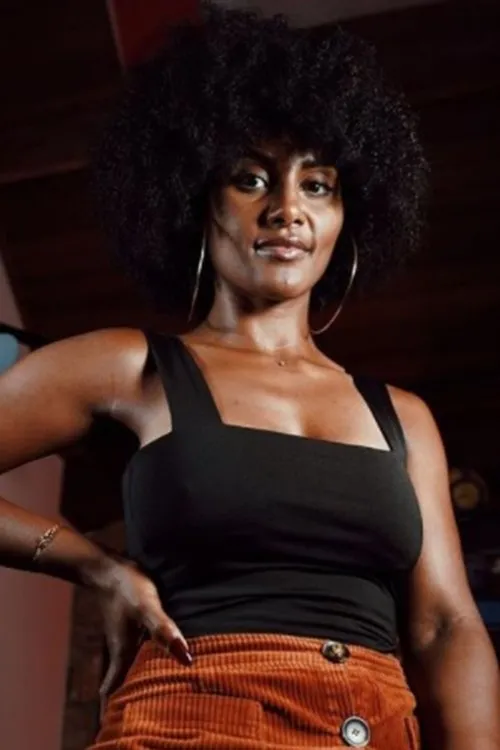 Luísa Briit interpretando a Núbbia