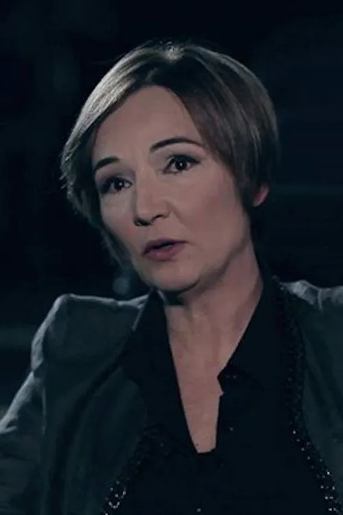 Luiza Xhuvani interpretando a Diana