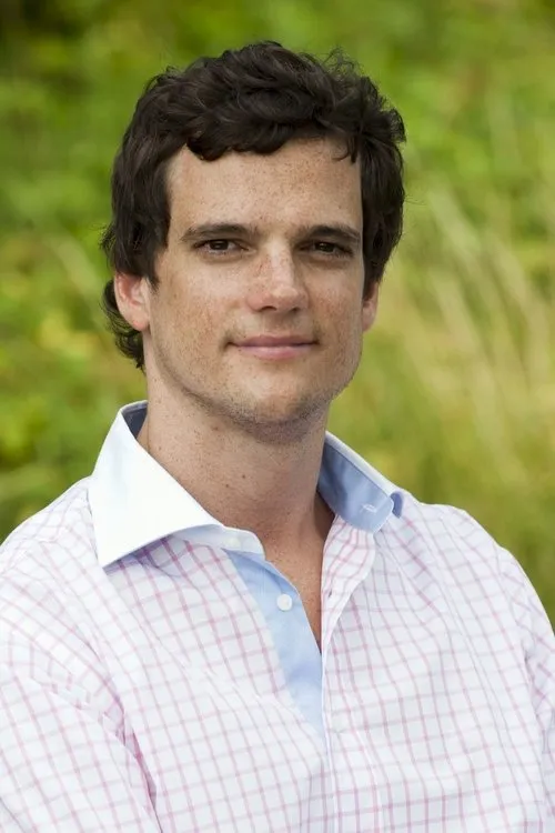 Luk Pfaff interpretando a Simon