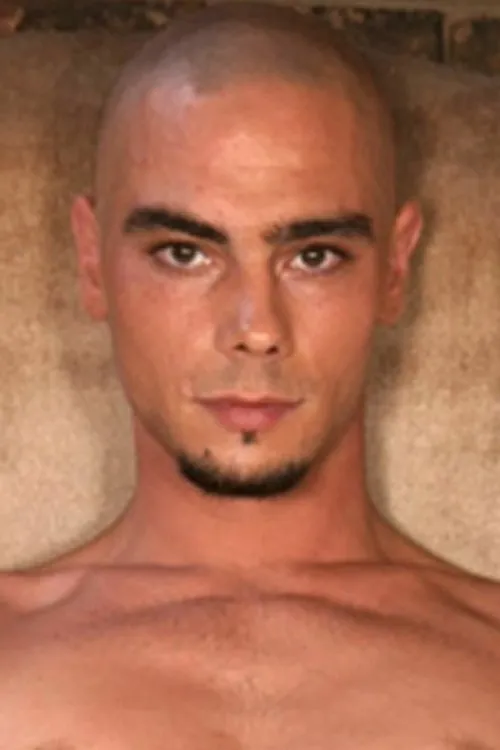 Lukas Fil interpretando a 