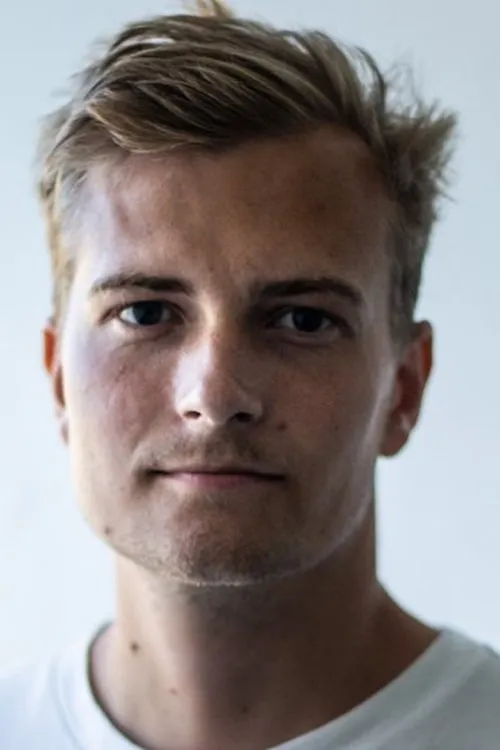 Lukas Schwarz Thorsteinsson interpretando a Jonas