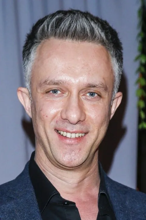 Łukasz Płoszajski interpretando a Andrzej Trzebinski