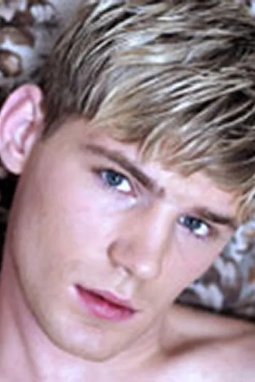 Luke Anders interpretando a 