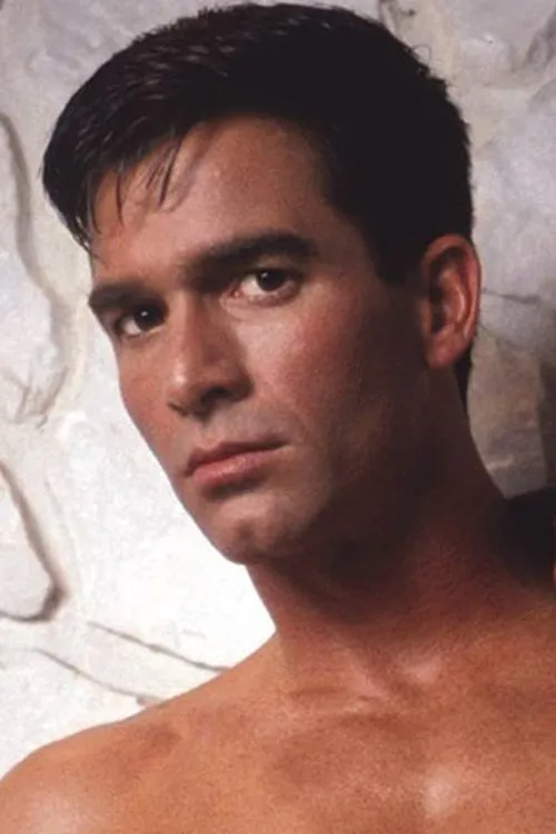 Luke Bender interpretando a Credited as Steve Kennedy