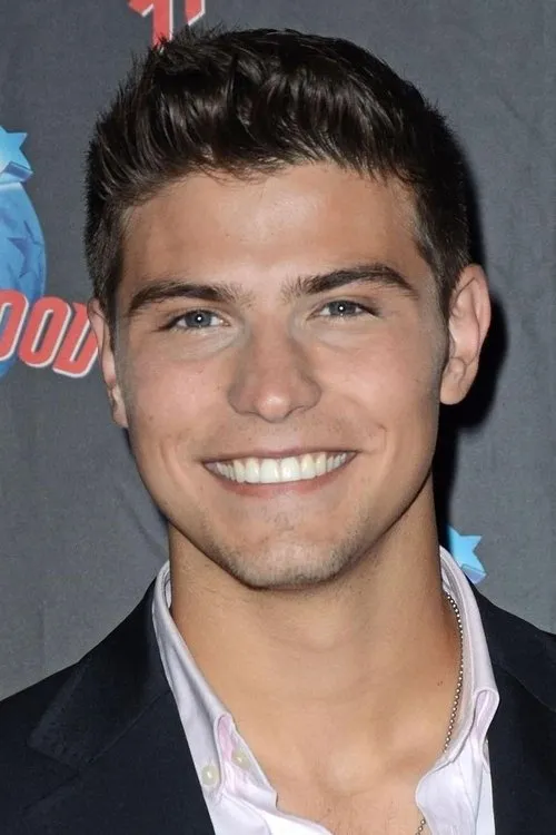 Luke Bilyk interpretando a TJ