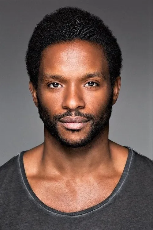 Luke Forbes interpretando a Everett