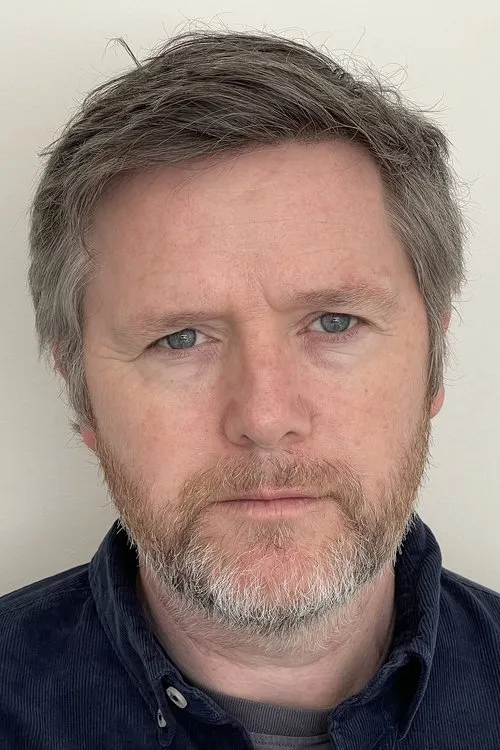 Luke Griffin interpretando a Kieran