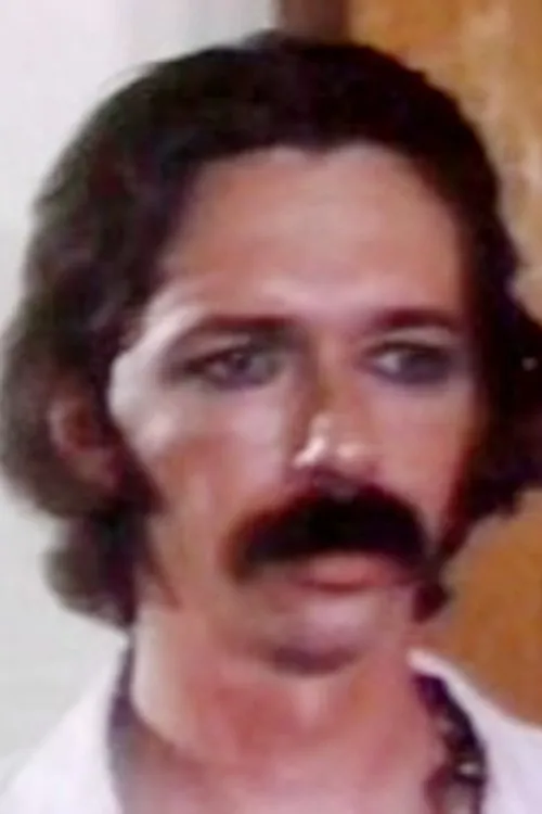 Luke Gusher interpretando a (archive footage)