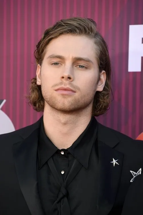 Luke Hemmings en su biografía y filmografía