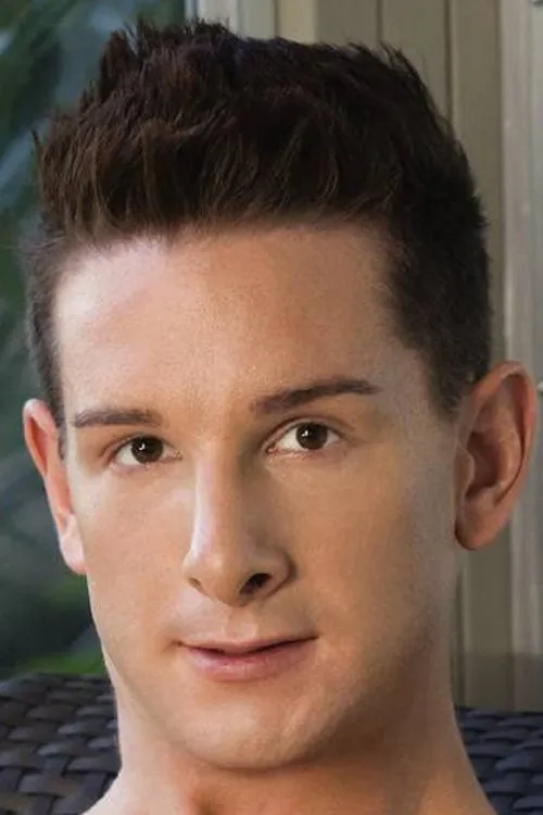 Luke Marcum interpretando a 