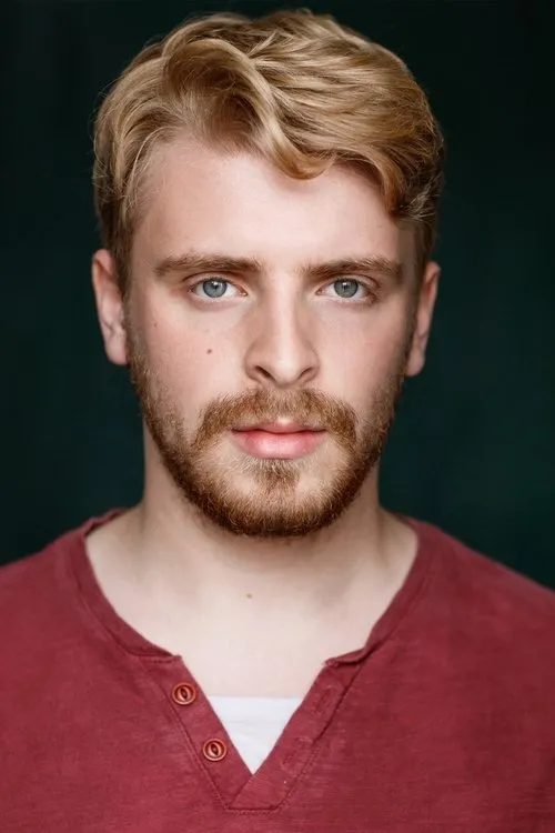 Luke Martin interpretando a James Bailey