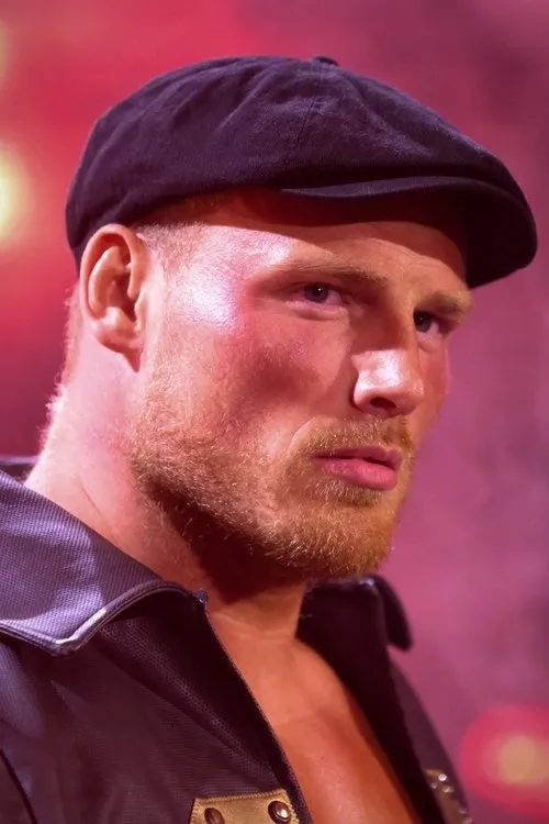 Luke Menzies interpretando a Ridge Holland