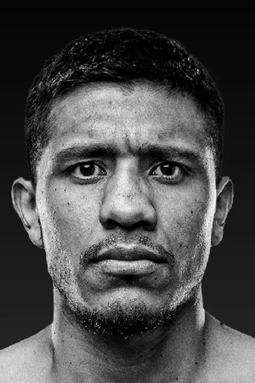 Luke Santamaria interpretando a Self