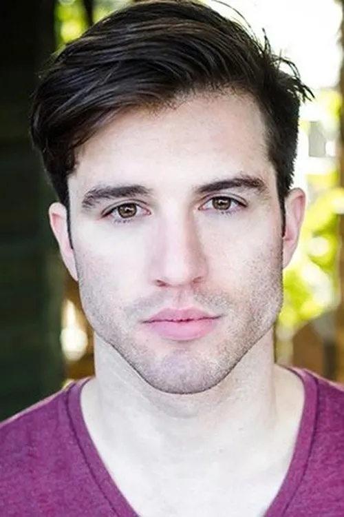 Luke Striffler interpretando a Thom