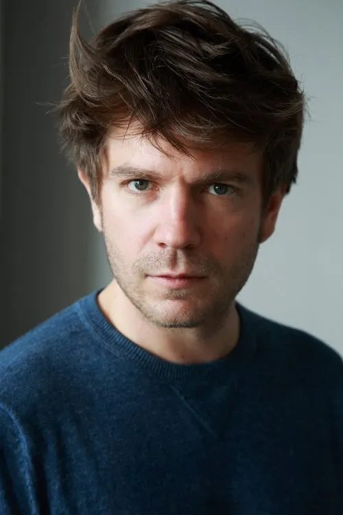 Luke Wilkins interpretando a Karl-Heinz