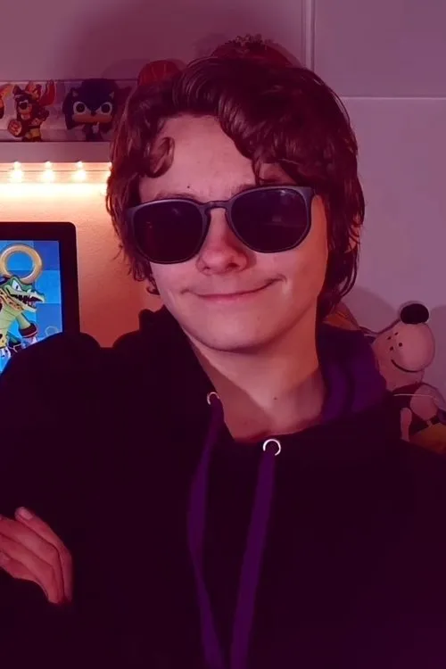 LukeStation interpretando a Rhys (voice)