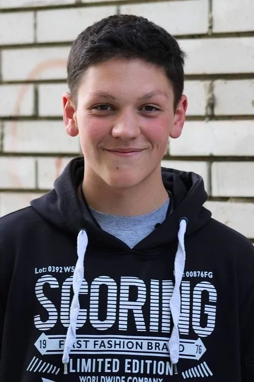 Lum Veseli interpretando a Petrit