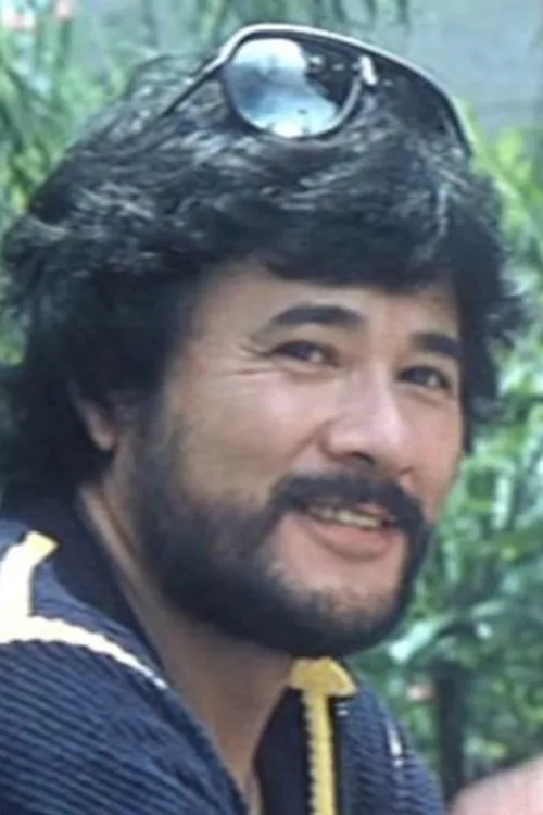 Lun Chia interpretando a