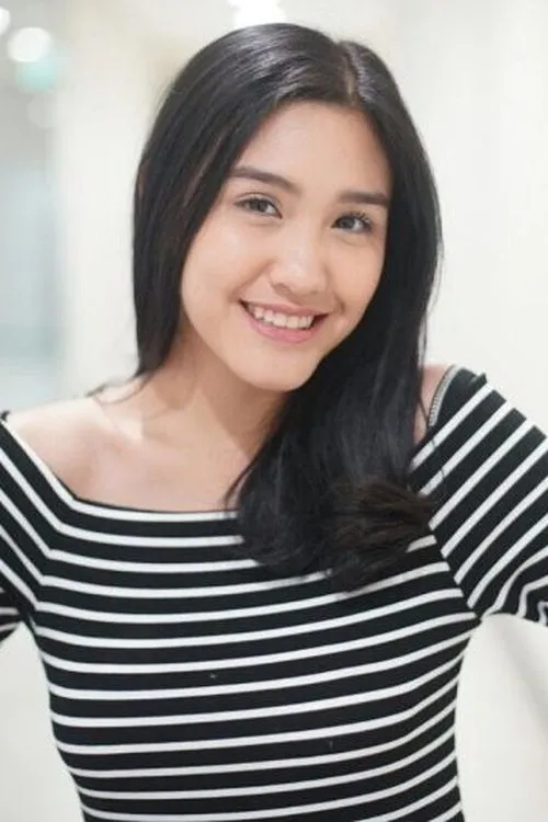 Luna Sabrina interpretando a 