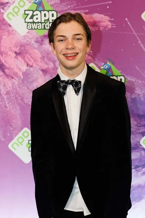 Luuk Van der Boom interpretando a Aram