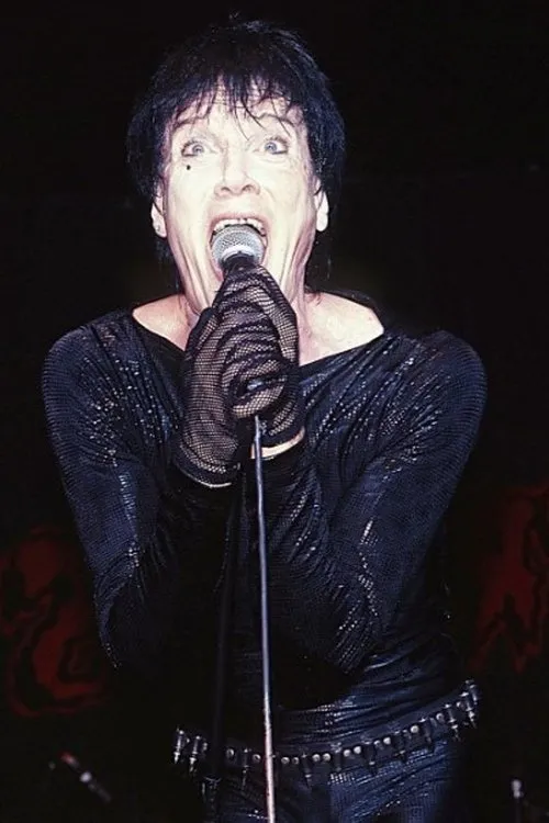 Lux Interior interpretando a 