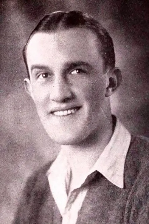 Lux MacBride interpretando a Capt. Ordway