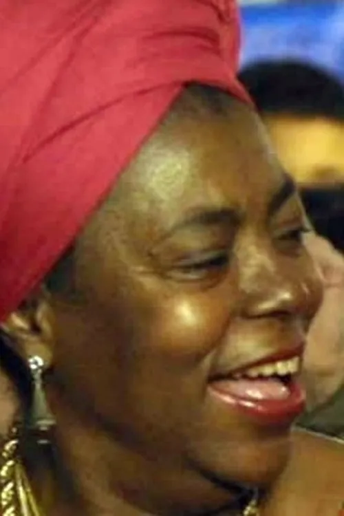 Lydia Ewandé interpretando a Mother Bavusi