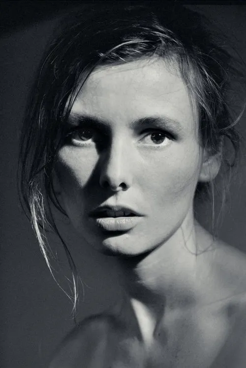 Lyn Thibault interpretando a Nelly