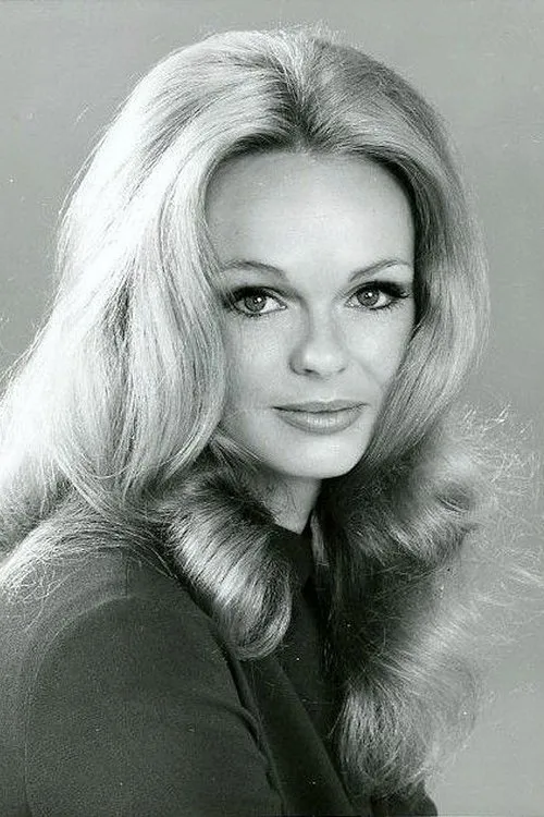 Lynda Day George interpretando a Margot Mannering