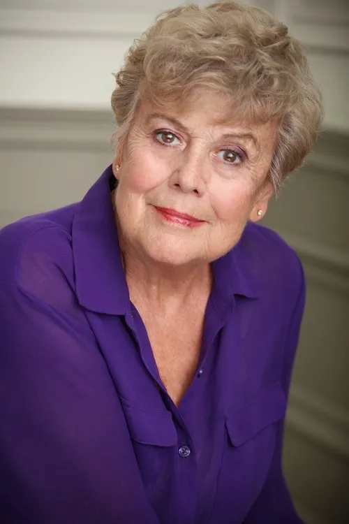 Lynda Scarlino interpretando a Herself / Edith Kirky