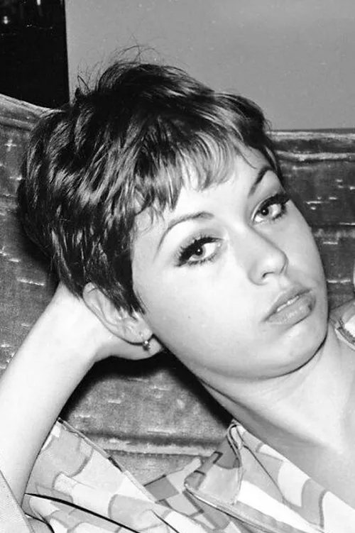 Lynn Harris interpretando a Tiffany