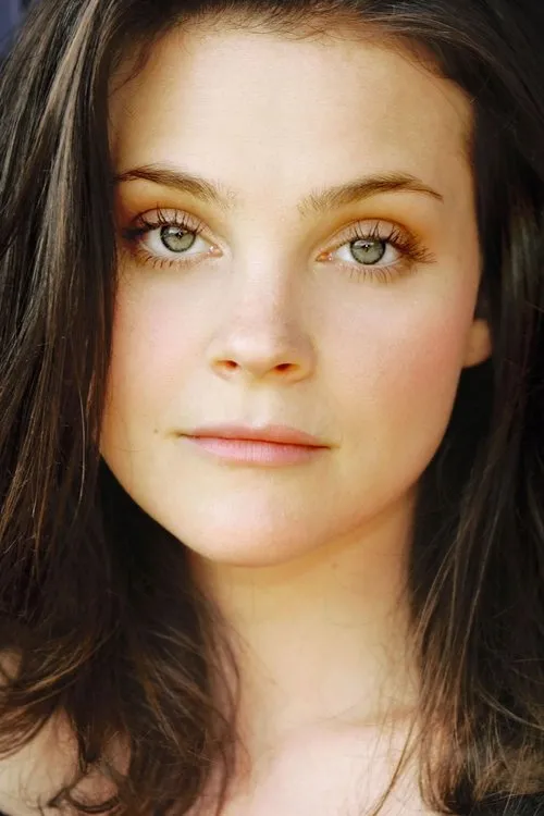 Lynn Mancinelli interpretando a Shirley