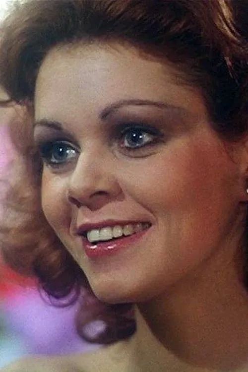 Lynne Ross interpretando a Garage Secretary